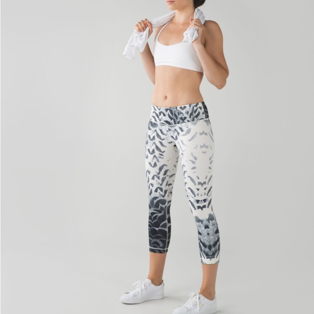Lululemon Wunder Under Crop II *Full-On Luon
Pretty Plume Angel Wing Black